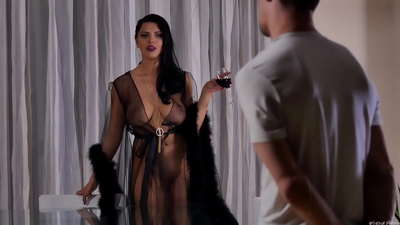 Na valaaulia e le teine o Kira Queen lona tuaoi mo le lauti ma faʻafefe ia te ia i luga o le laulau 'ai