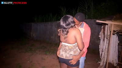 Faiga alofa i luga o le auala ma feusuaiga vevela ma se teine pupuu mai le kalapu